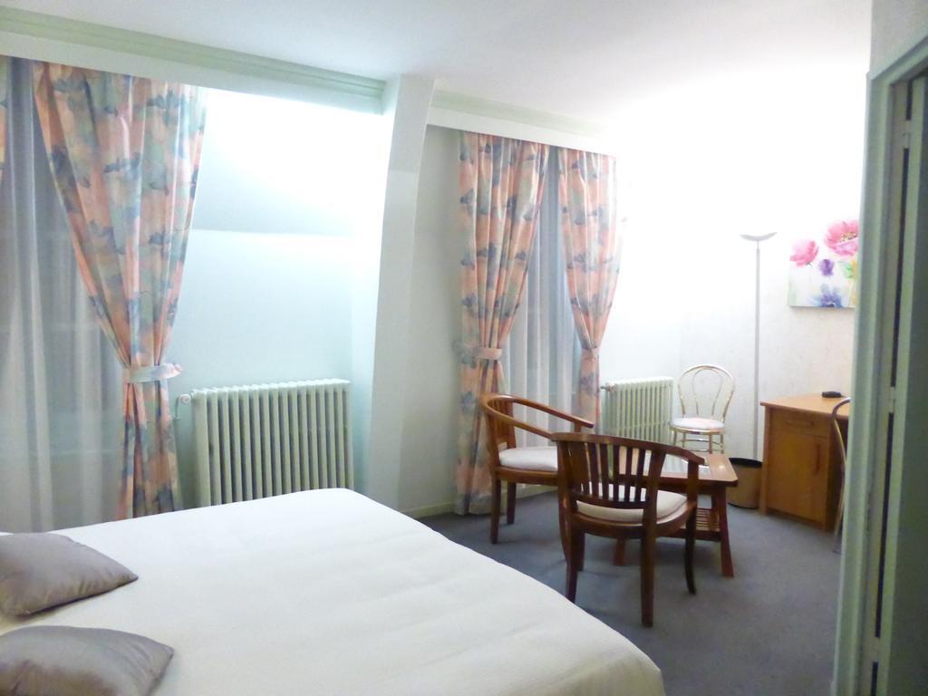 Logis Hostellerie Saint Louis Bollezeele Chambre photo